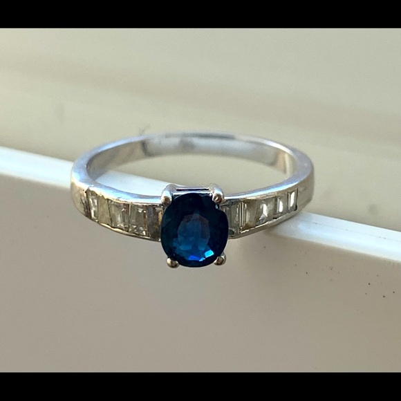 18K white gold sapphire and baguette ring. Will make a perfect engagement ring - Picture 2 of 9